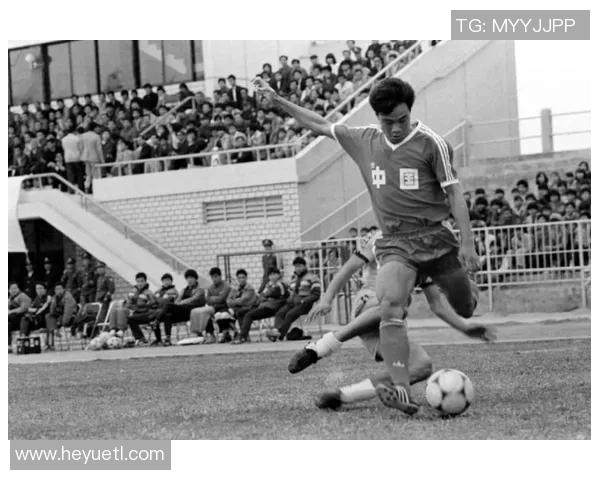 中国足球一号球星的崛起与挑战：从绿茵场到国际舞台的奋斗之路