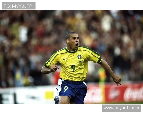 罗纳尔多足球明星摆件精美设计展现球王风采完美呈现运动魅力